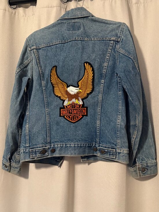 Vintage Levi’s Trucker Denim Jacket w/ Harley-Davidson Eagle Patch & Pins – Size - Picture 1 of 4